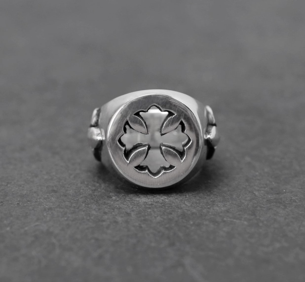 Cut Out Plus Fleur Knee Ring