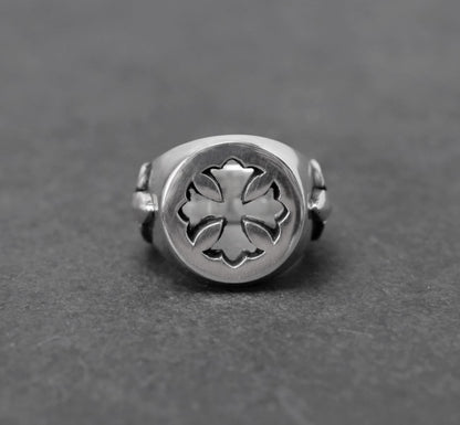 Cut Out Plus Fleur Knee Ring