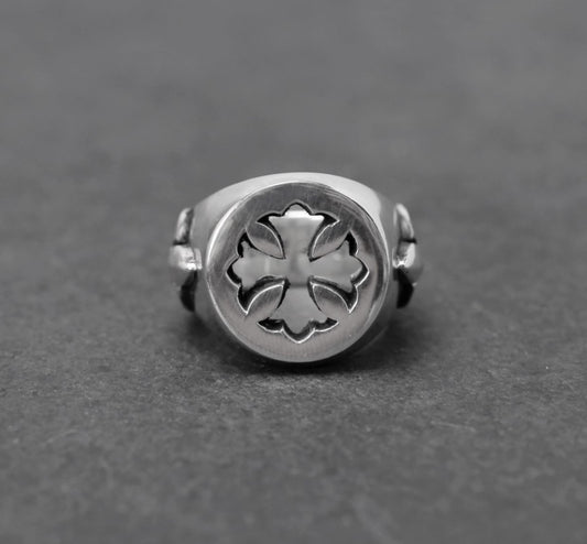 Cut Out Plus Fleur Knee Ring