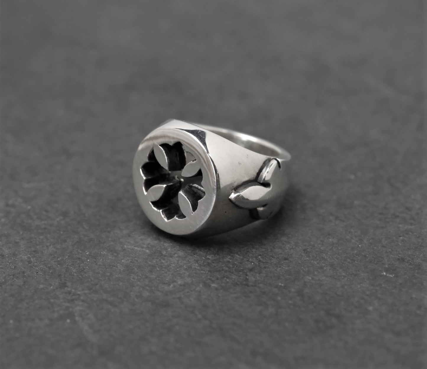 Cut Out Plus Fleur Knee Ring