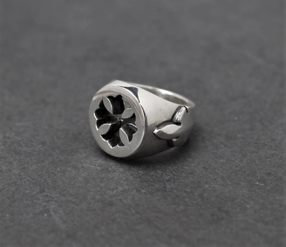 Cut Out Plus Fleur Knee Ring